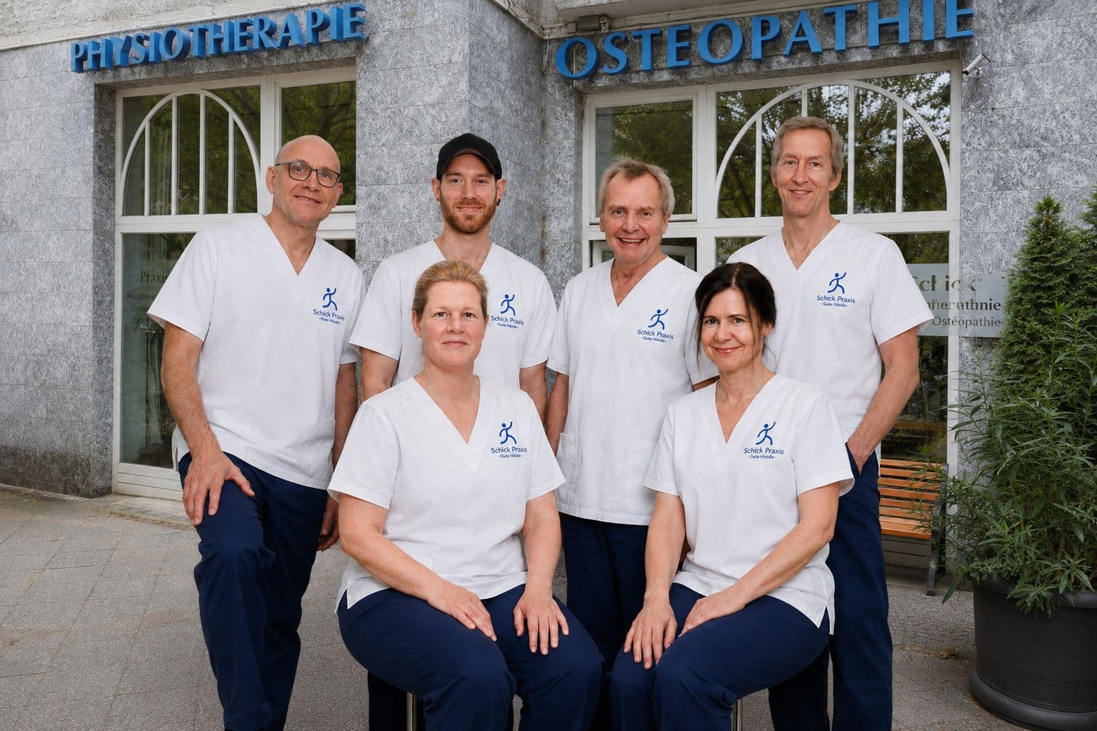 Das Team der Praxis Schick vor der Praxis